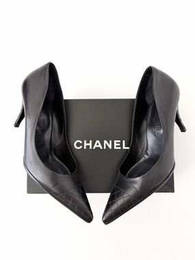 CHANEL | Black Quilted Leather Pointed Toe Pumps CC Logo Heels Size EU 39
